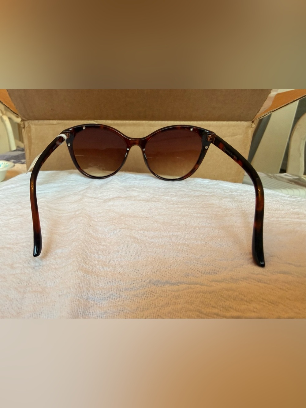 Oscar de la Renta Tortoiseshell Brown Round Women's Sunglasses - Picture 6 of 6